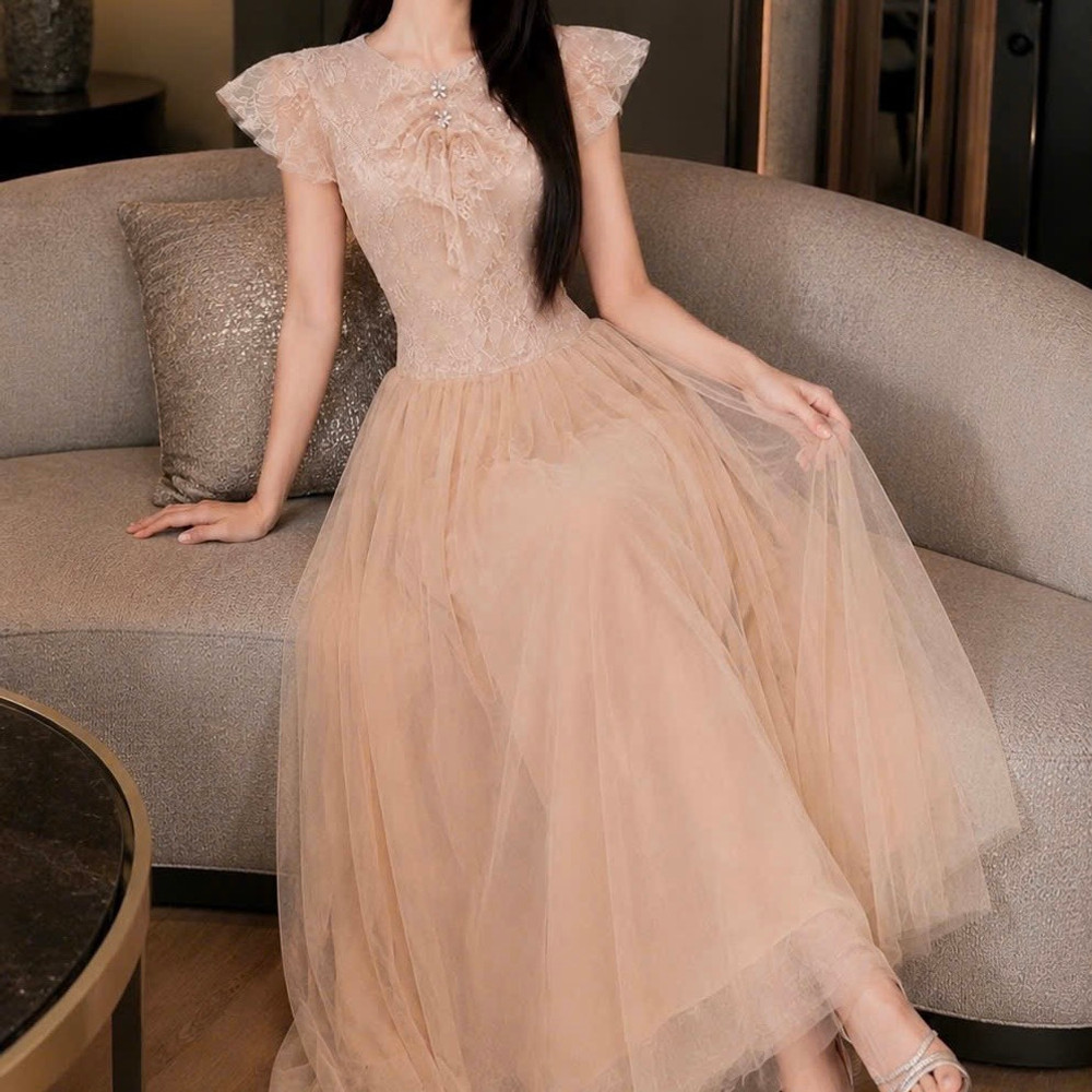 Đầm thiết kế ren tay phồng hoa nổi tùng xoè