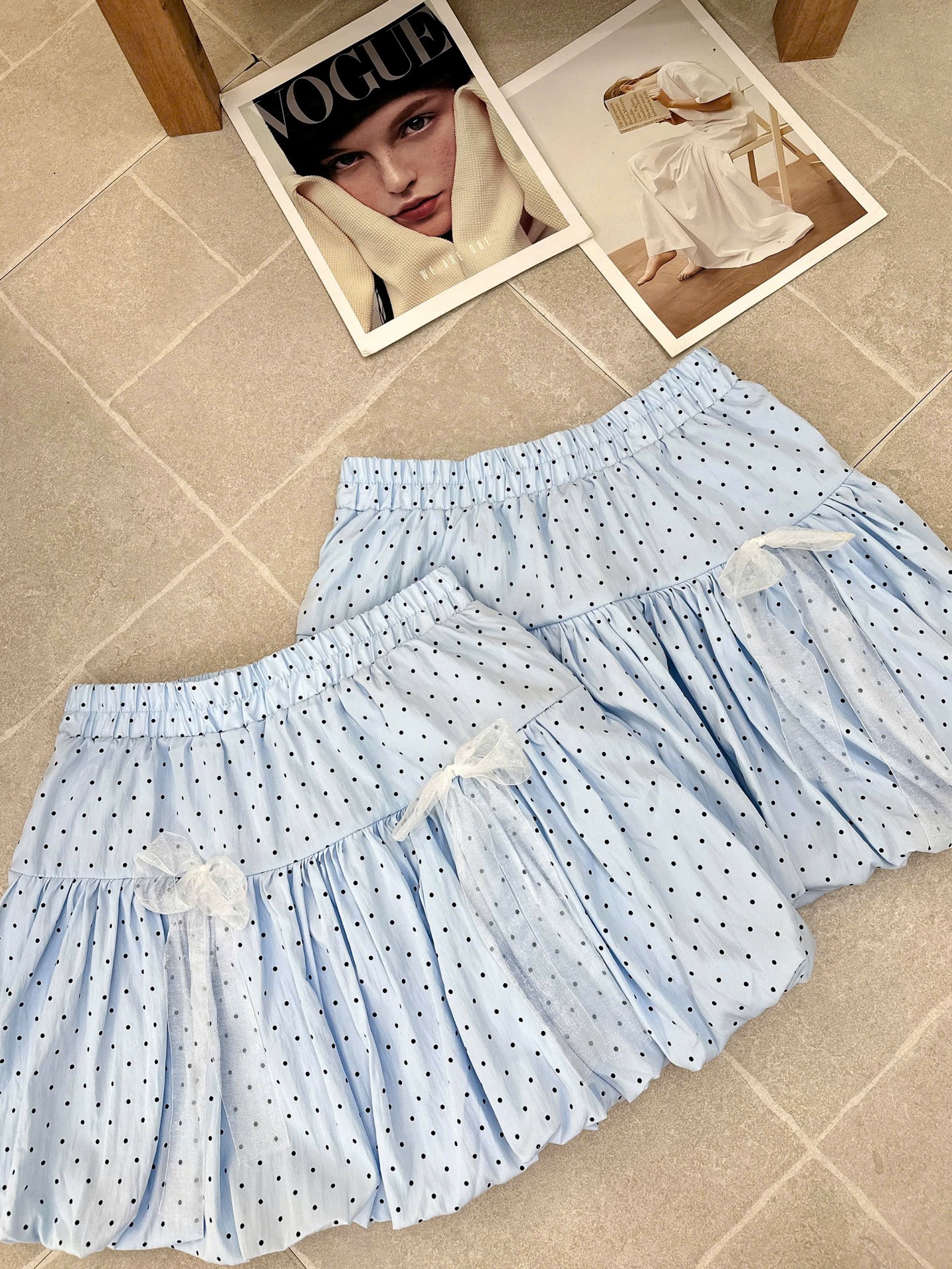 Chân váy bí phồng chấm bi xanh