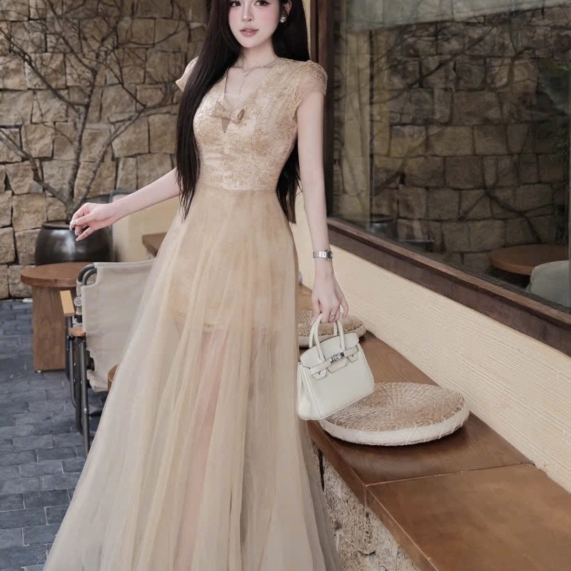 Đầm thiết kế cổ V phối voan tùng xoè