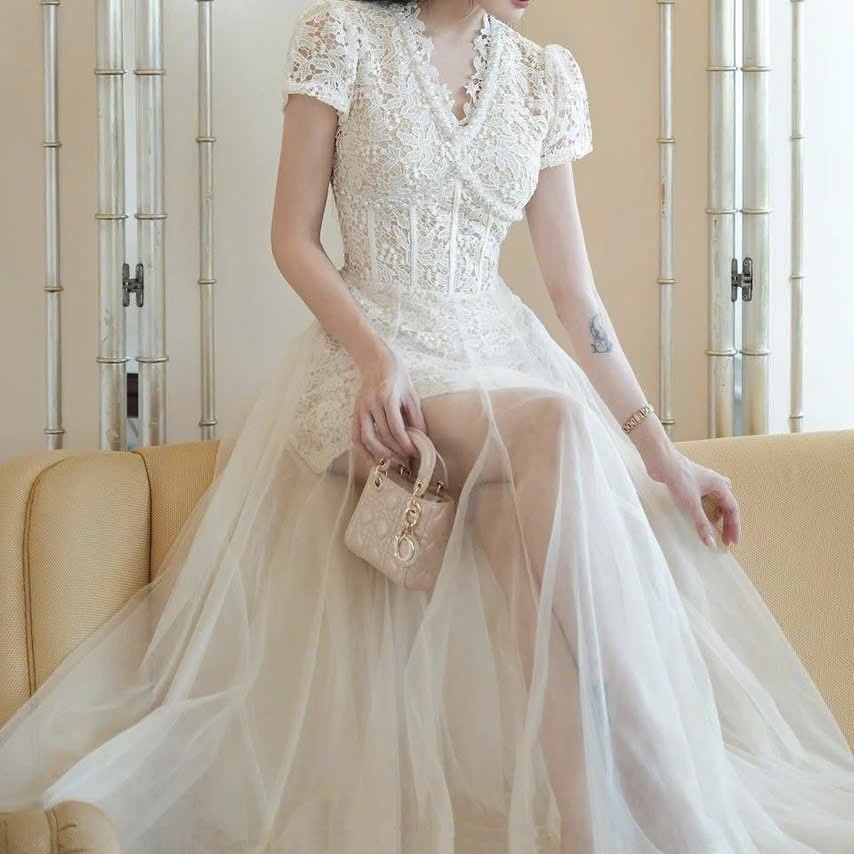 Đầm thiết kết đi tiệc cổ V ren viền ngọc ngực phối voan