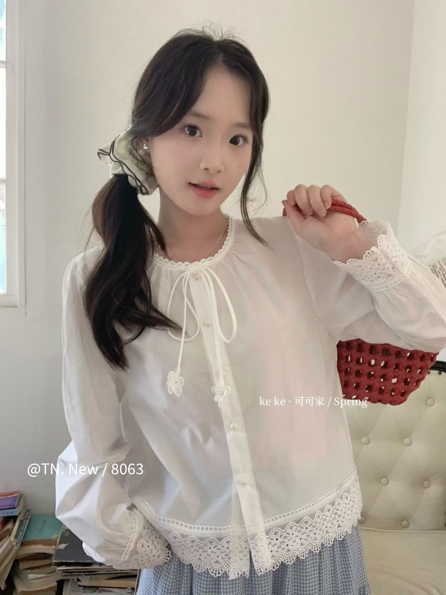 Áo kiểu  thô cổ tròn buộc nơ ren gấu chân áo
