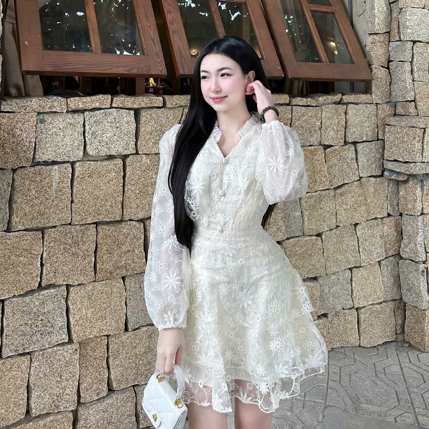 Đầm thiết kế dáng ngắn cổ tim phối ren hoa