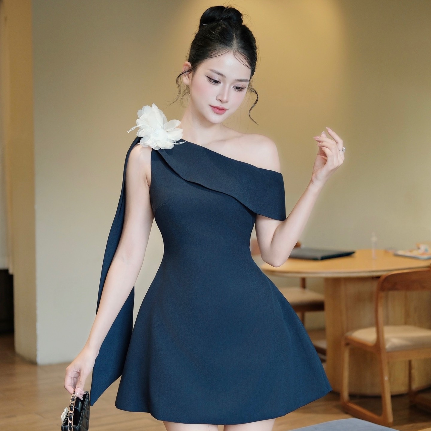 Đầm thiết kế chéo vai trễ vai dáng ngắn chữ A kèm hoa