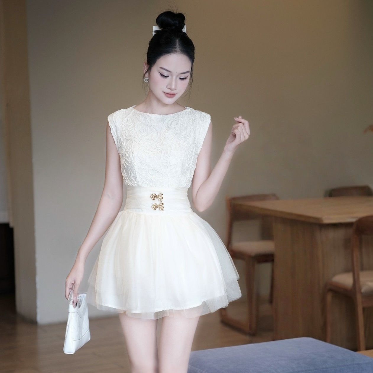 Đầm đi tiệc sát nách cổ tròn dáng ngắn xoè sang chảnh