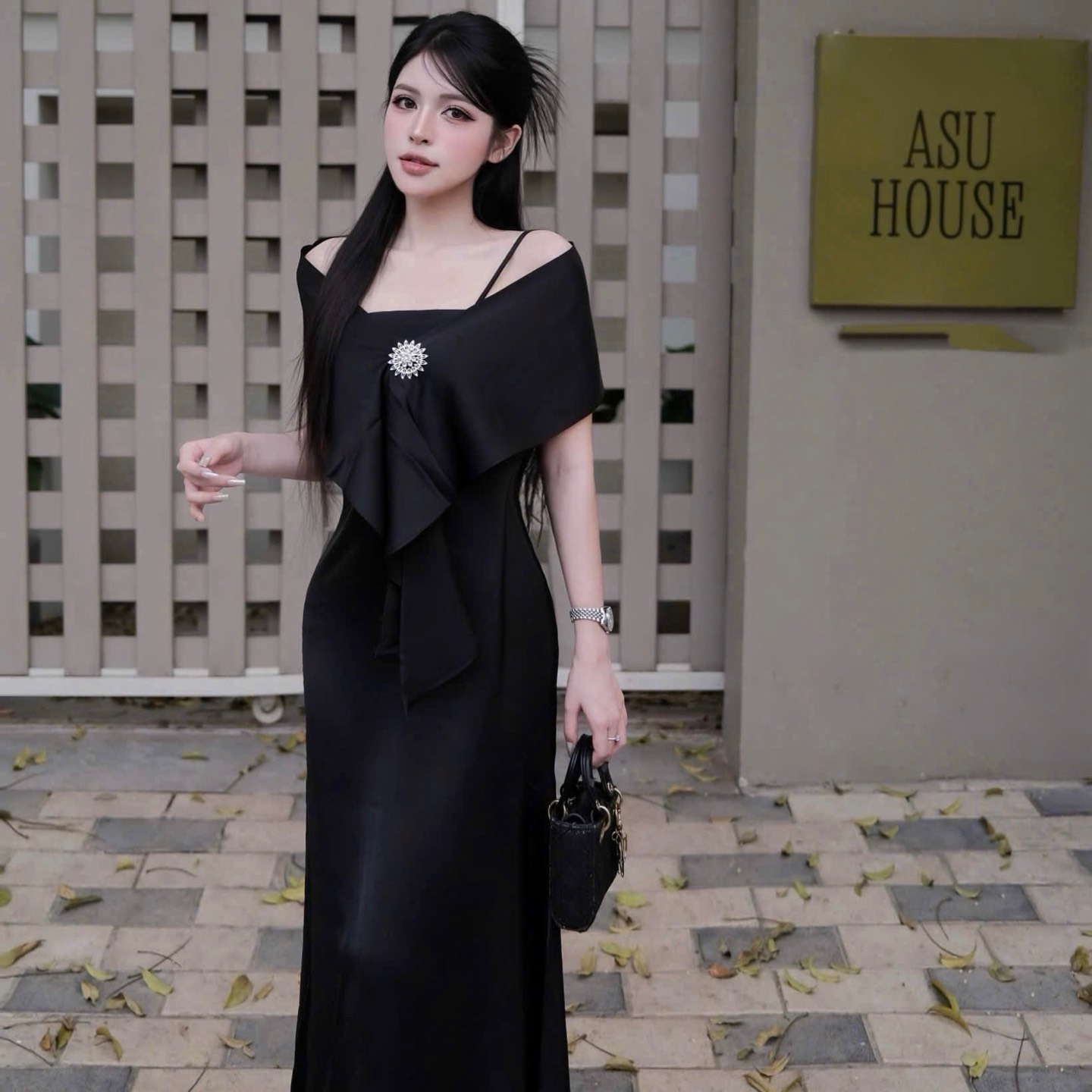 Đầm thiết kế lụa khoăn choàng đính đá