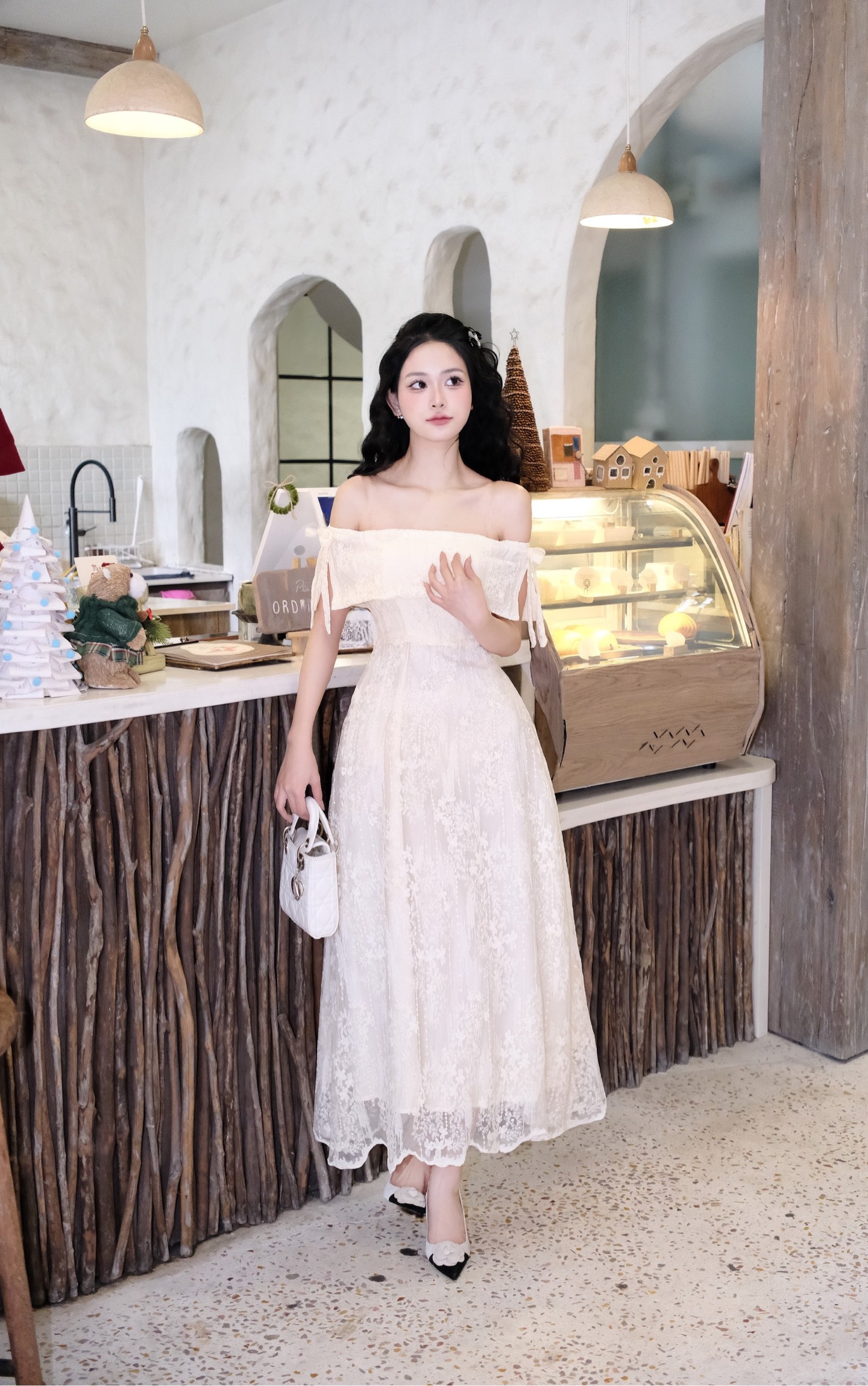 Đầm thiết kế trễ vai đính nơ ren