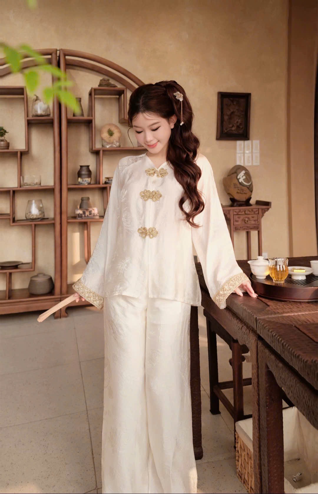 Đồ lam gấm ánh kim nút cài vàng tay áo kim sa