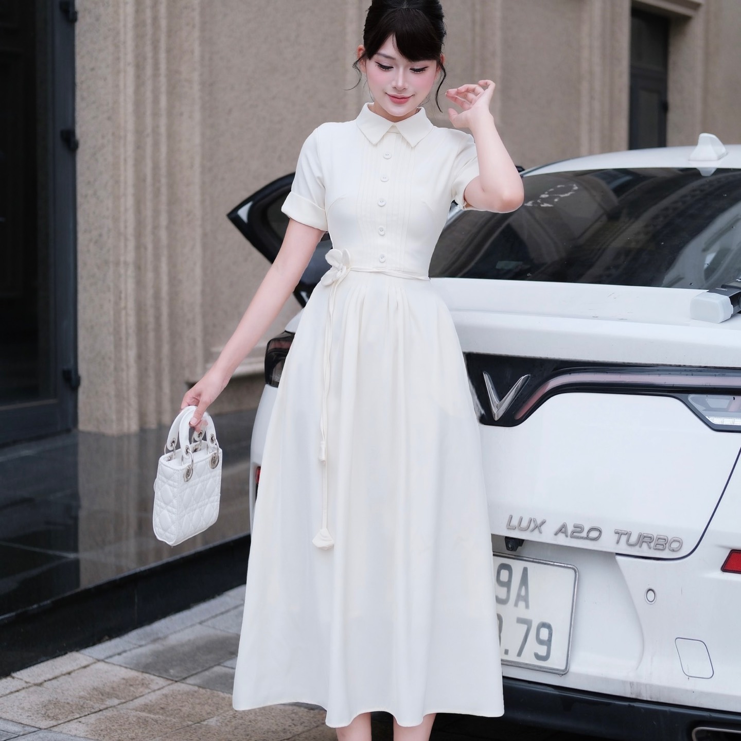 Đầm thiết kế cổ sơ mi dài xoè tay ngắn thanh lịch màu xanh than/trắng