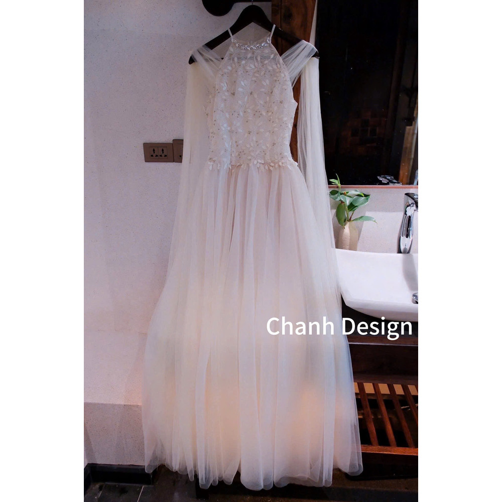Đầm thiết kế cổ yếm voan tùng xoè