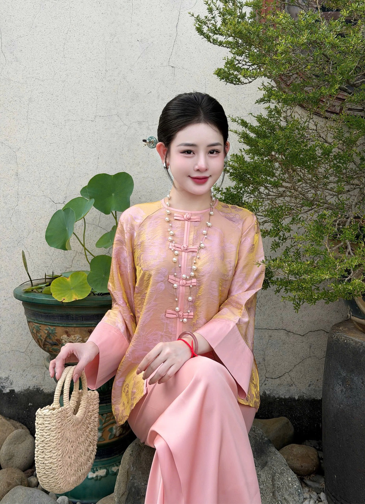 Lam tằm ánh cổ tròn tay loe