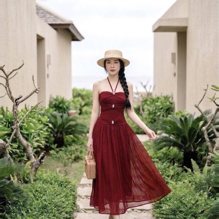 Đầm thiết kế cổ yếm dáng xoè dài