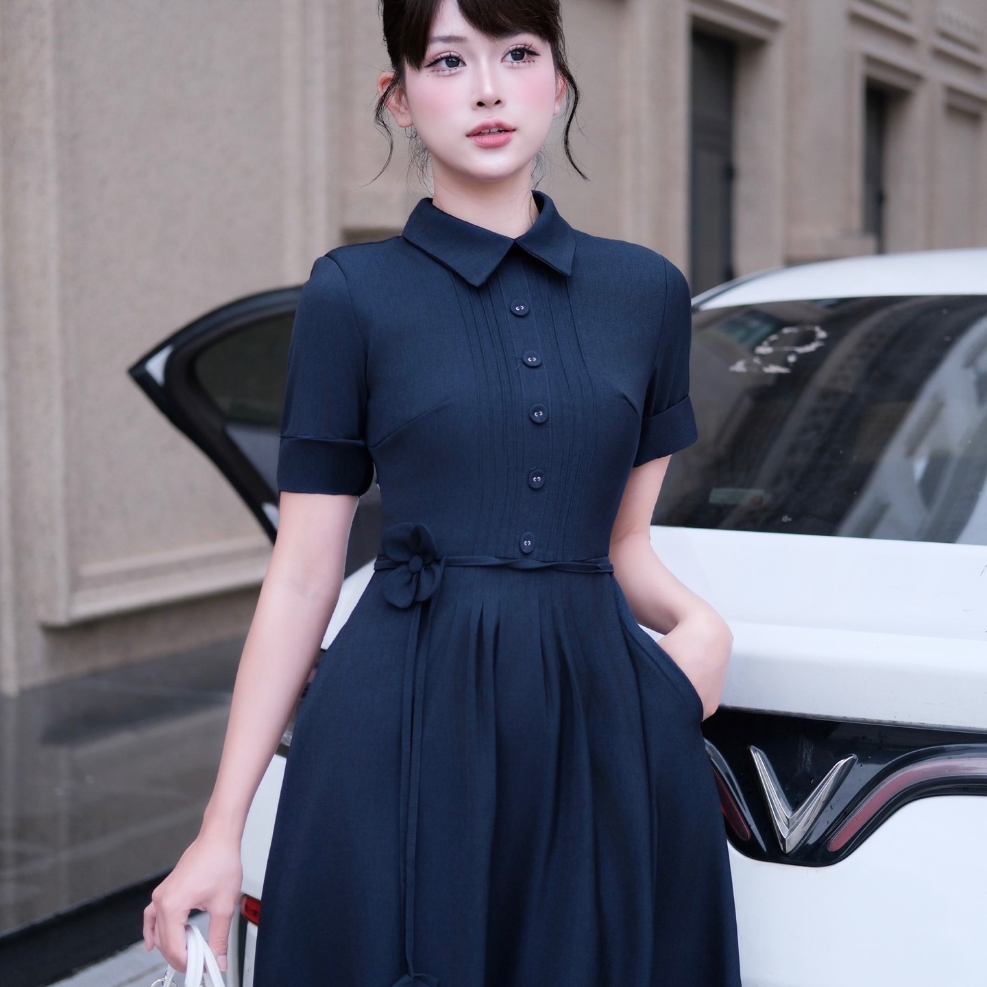 Đầm thiết kế cổ sơ mi dài xoè tay ngắn thanh lịch màu xanh than/trắng