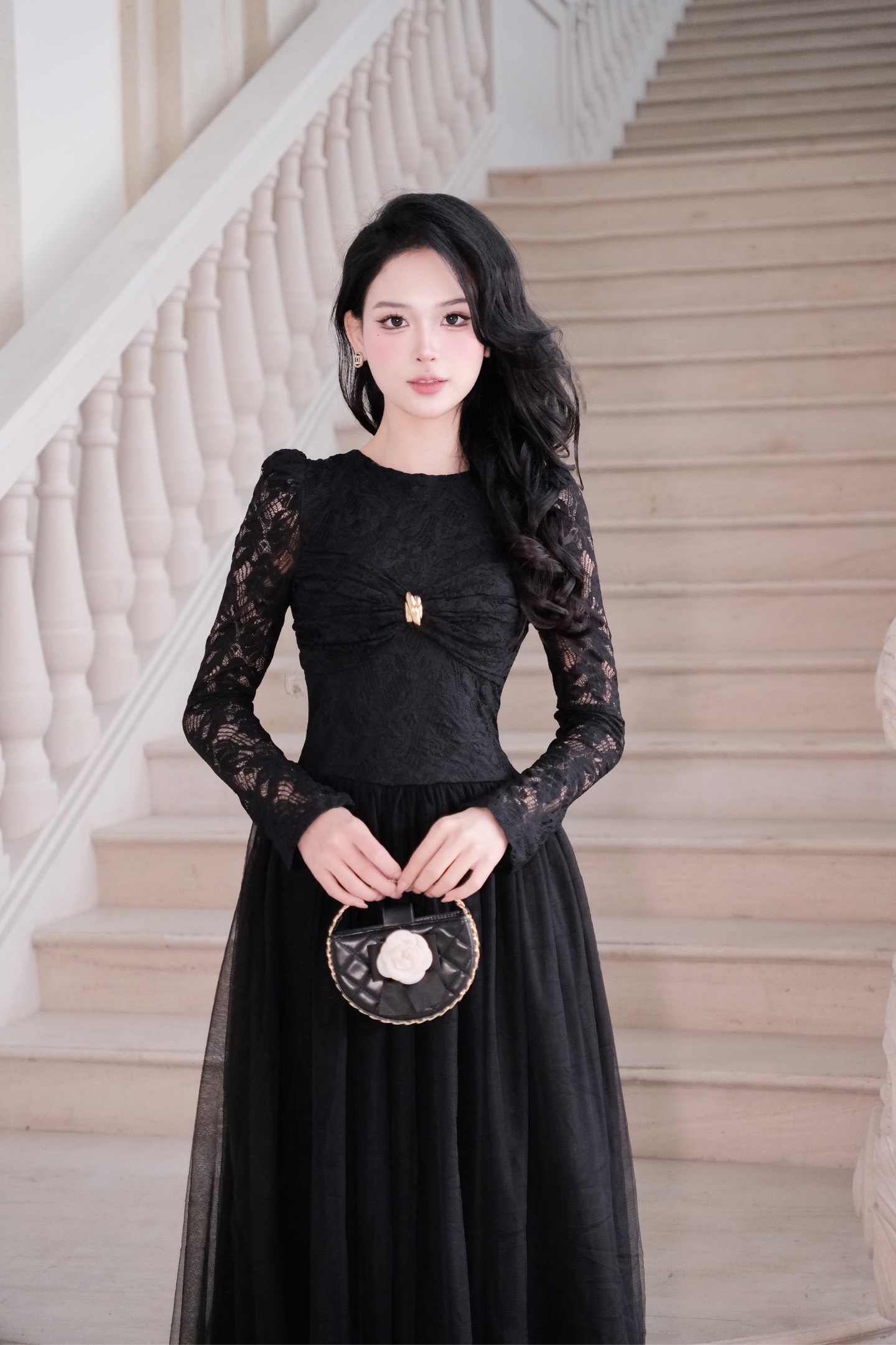 Đầm cổ tròn nơ ngực vòng vàng ren phối voan