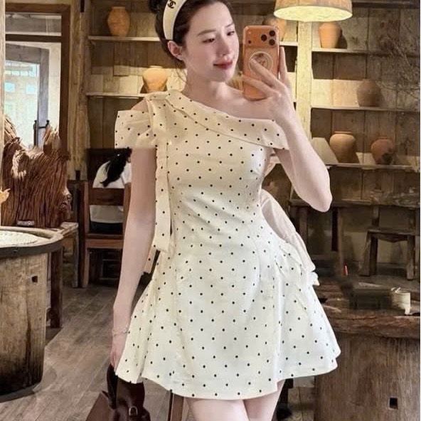 Đầm thiết kế chấm bi lệch vai nơ vai dáng ngắn