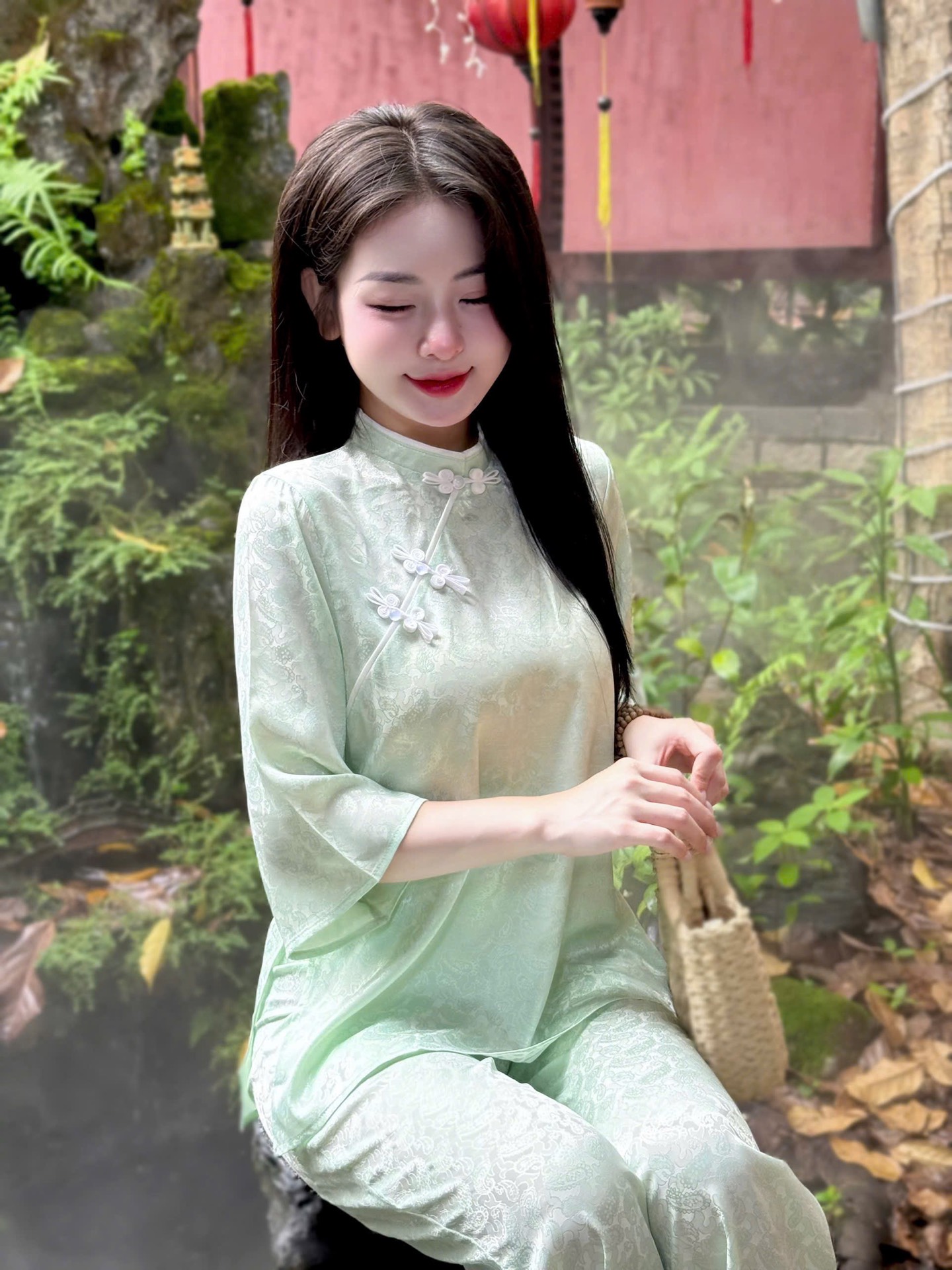 Lam cổ tàu gấm đính nút chéo