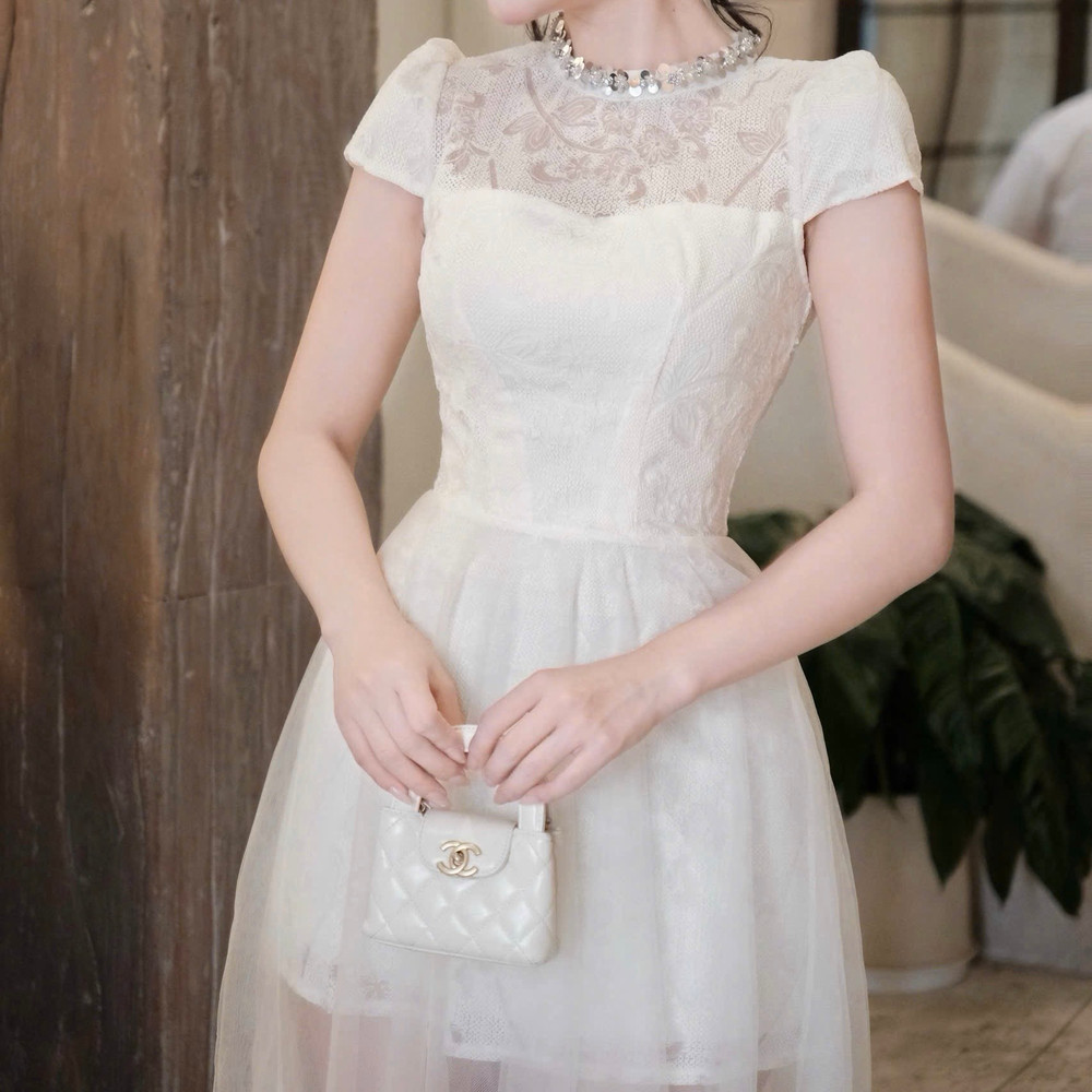 Đầm thiết kế cổ tròn đính đá phối voan xoè