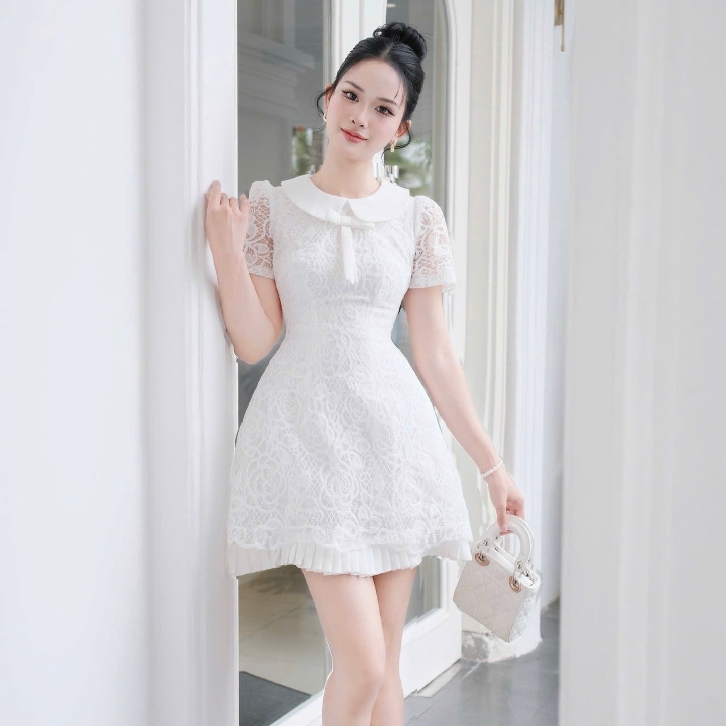 Đầm ngắn chữ A cổ sen ren trẻ trung thiết kế