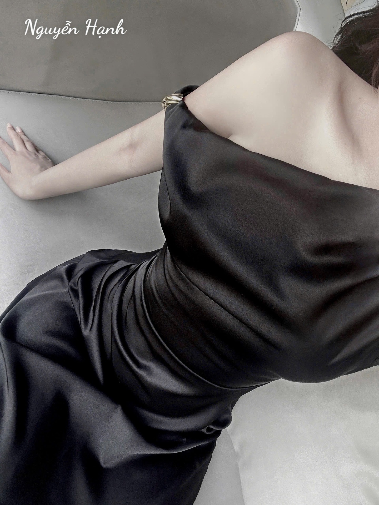 Đầm lụa trễ vai vòng vàng