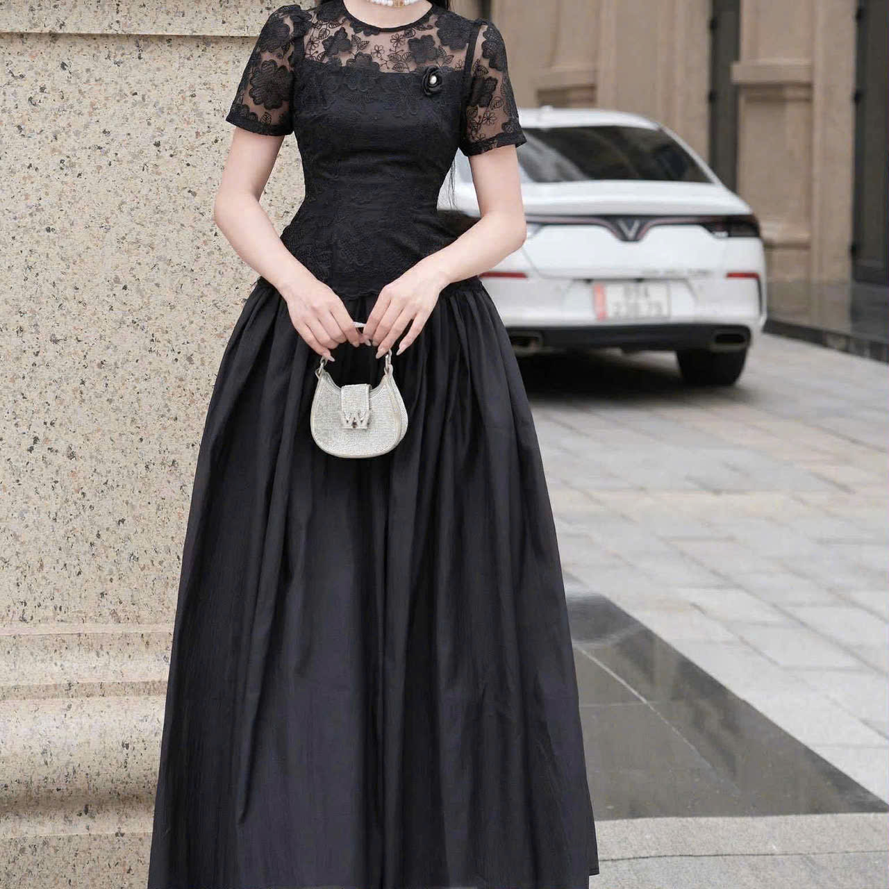 Đầm ren cổ tròn trong suốt dáng dài sang trọng đi tiệc cao cấp tay ngắn phối ren