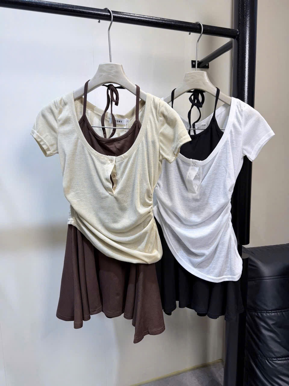Đầm chữ A cổ yếm kèm cái thun giấy nhún eo bên ngoài