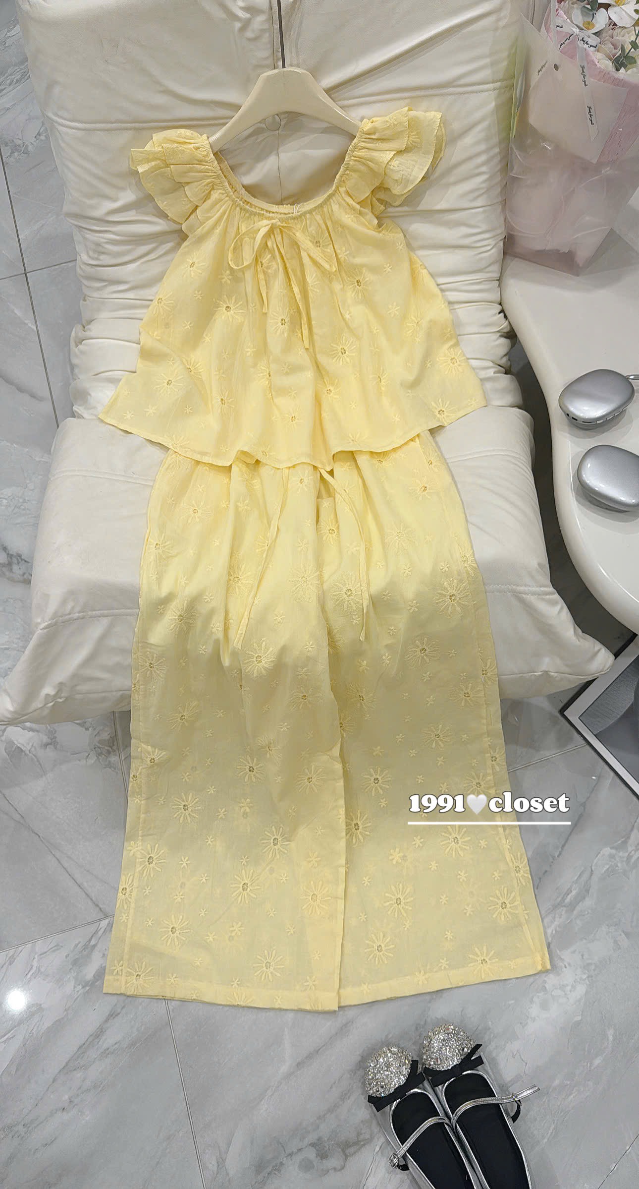 Set áo tay bèo thêu hoa kèm quần dài
