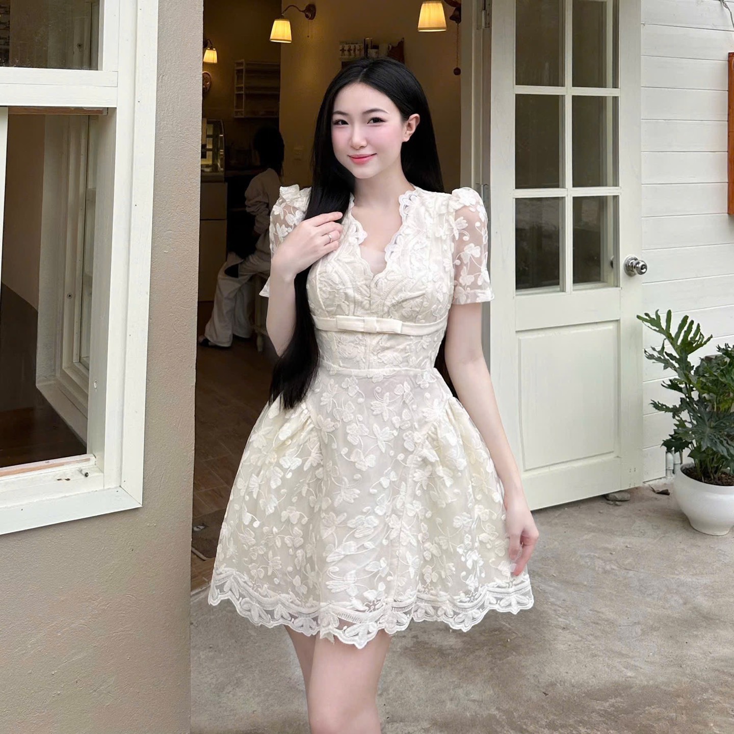 Đầm thiết kế ren cổ chữ V đính nơ trước ngực