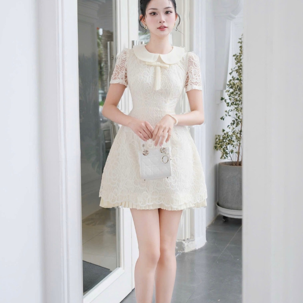 Đầm ngắn chữ A cổ sen ren trẻ trung thiết kế