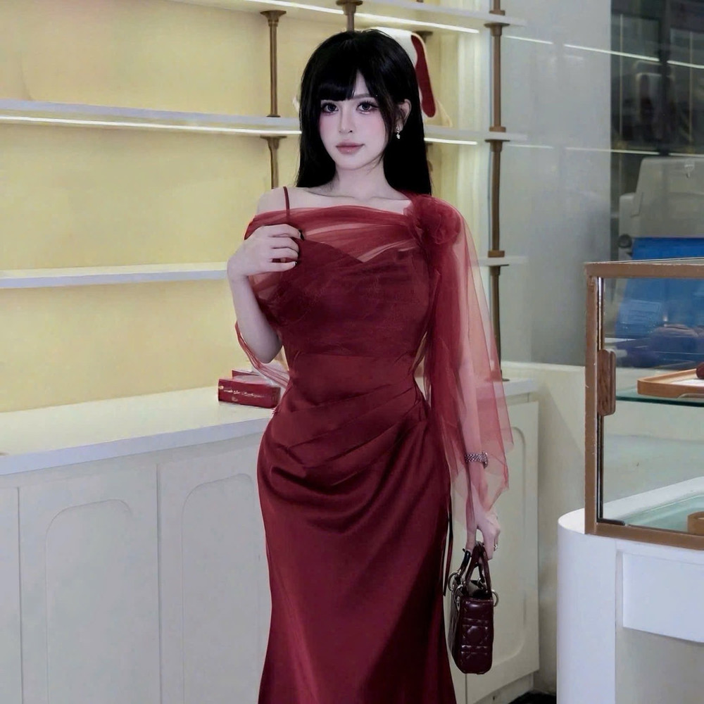 Đầm thiết kế lụa choàng lưới lệch vai đính hoa