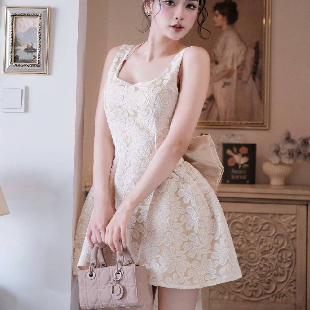 Đầm thiết kế cổ vuông nơ lưng bản lớn