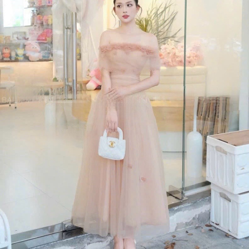 Đầm trễ vai nâu bồng dính hoa dáng dài công chúa