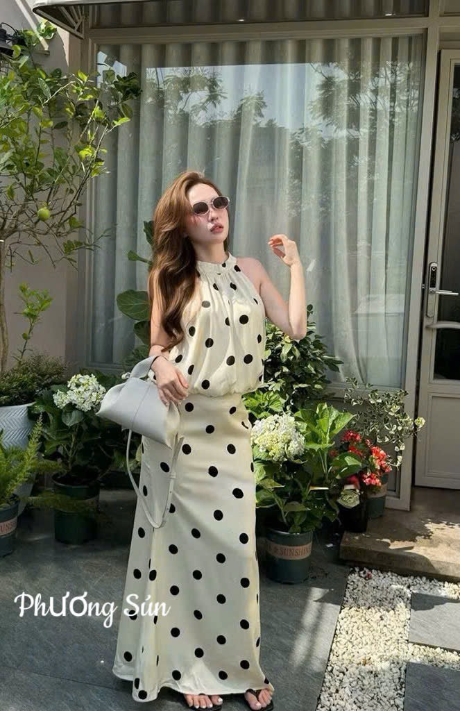 Set kiểu chấm bi áo cổ yếm chân váy dài