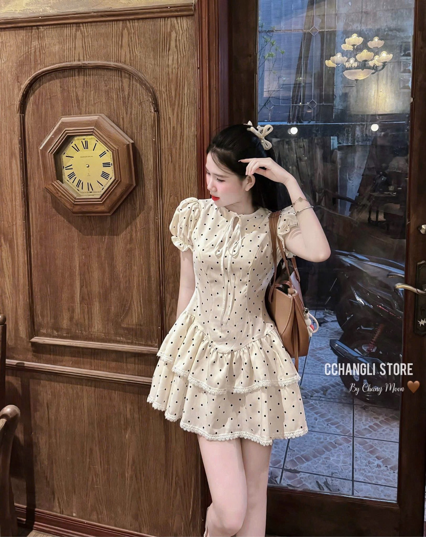 Đầm chấm bi tay ngắn bo chun cổ tròn