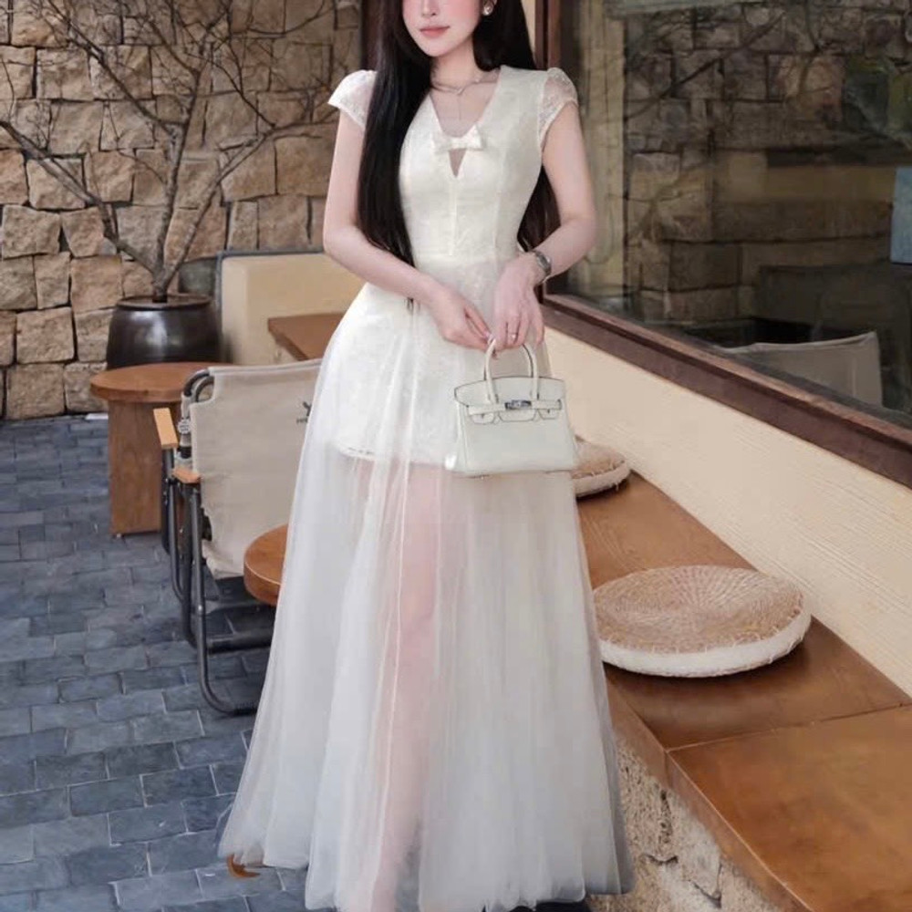 Đầm thiết kế cổ V phối voan tùng xoè