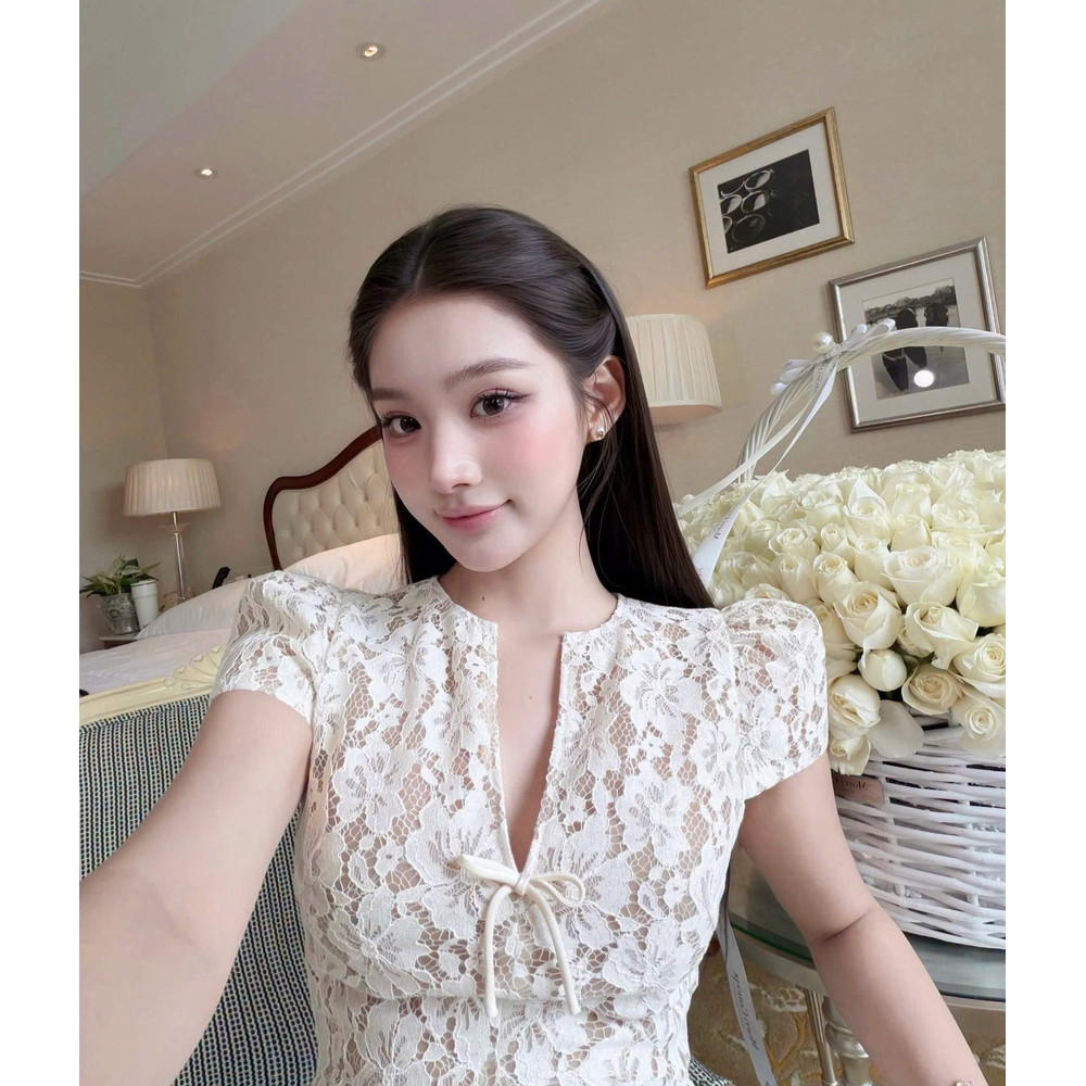 Đầm thiết kế ren cổ V dáng ngắn