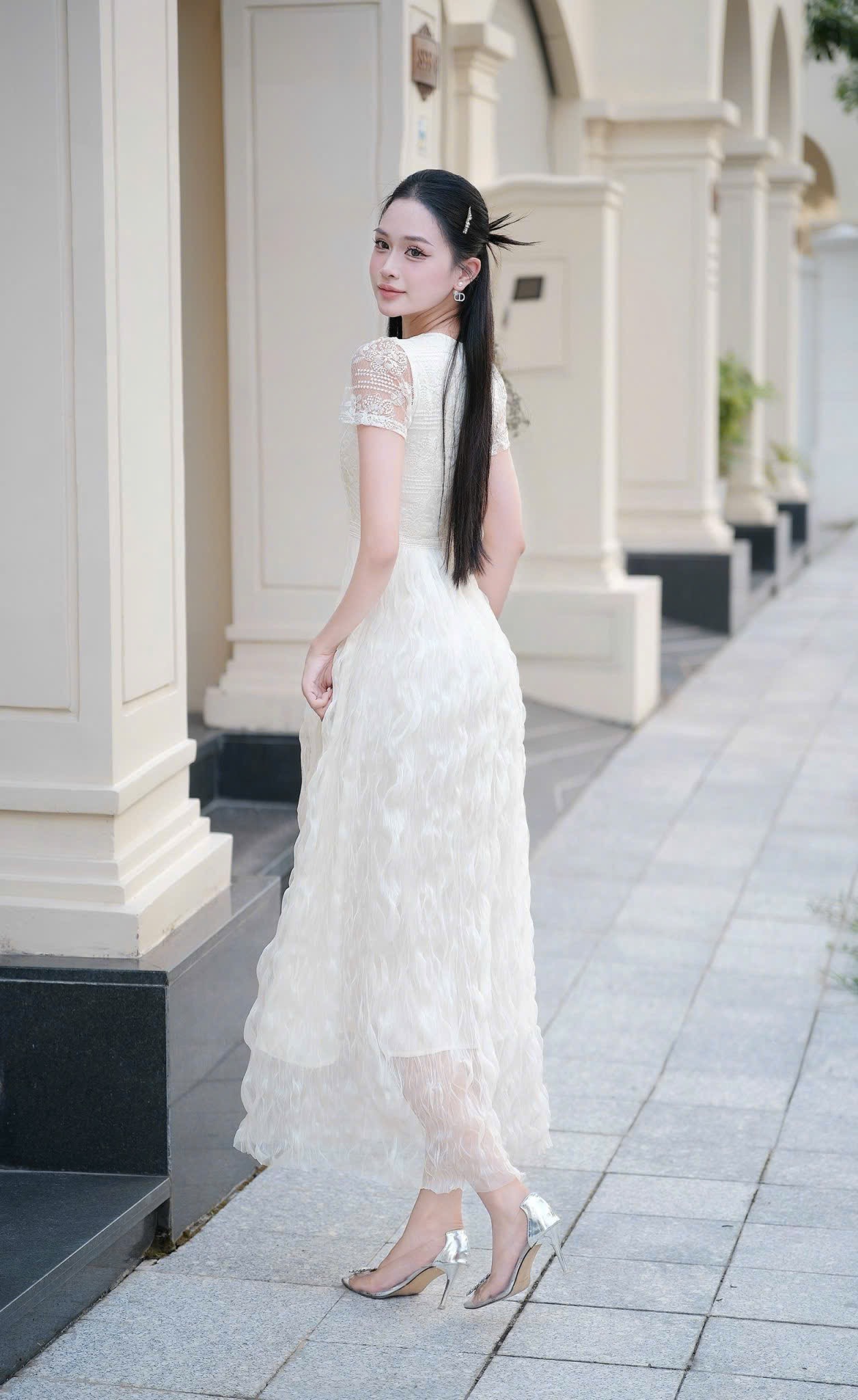 Đầm ren thiết kế cao cấp phối tay ren sang chảnh tầng voan lượn sóng dáng dài trắng kem cổ tròn