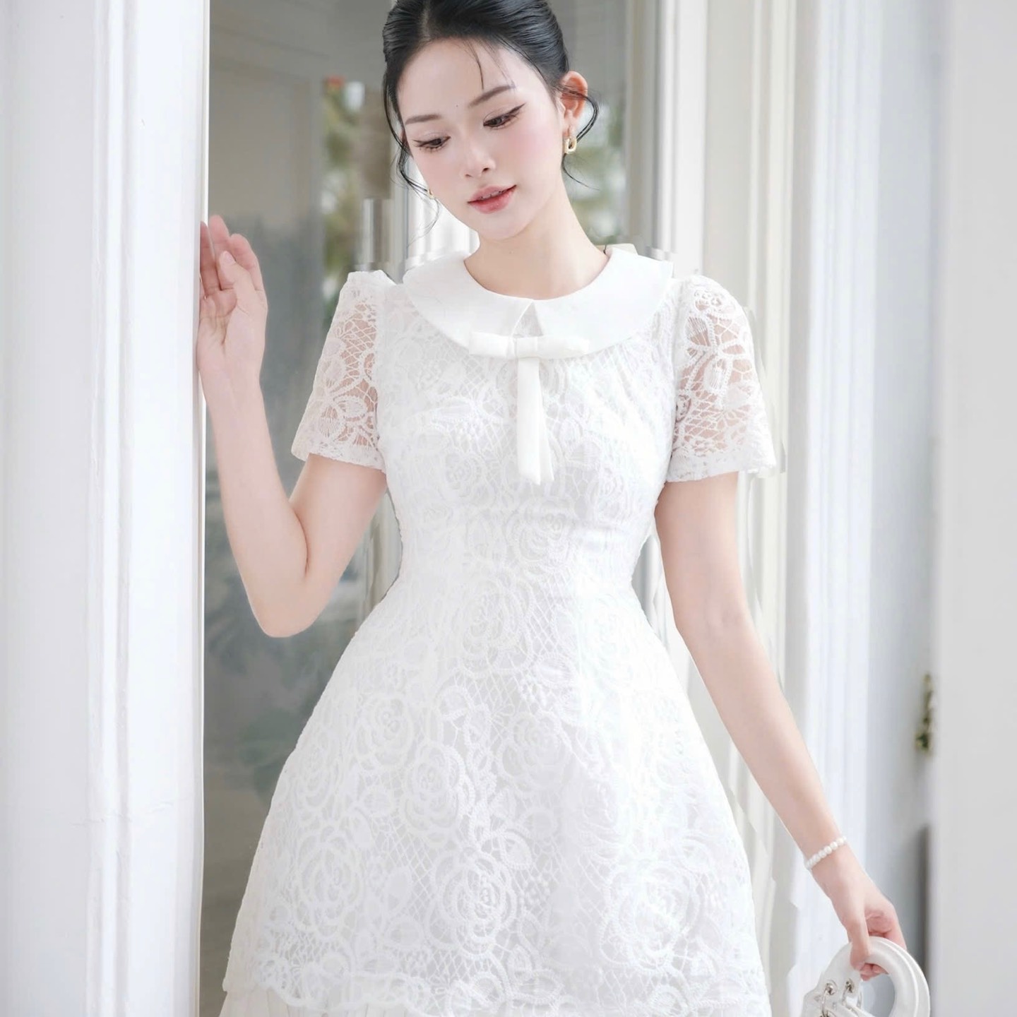 Đầm ngắn chữ A cổ sen ren trẻ trung thiết kế