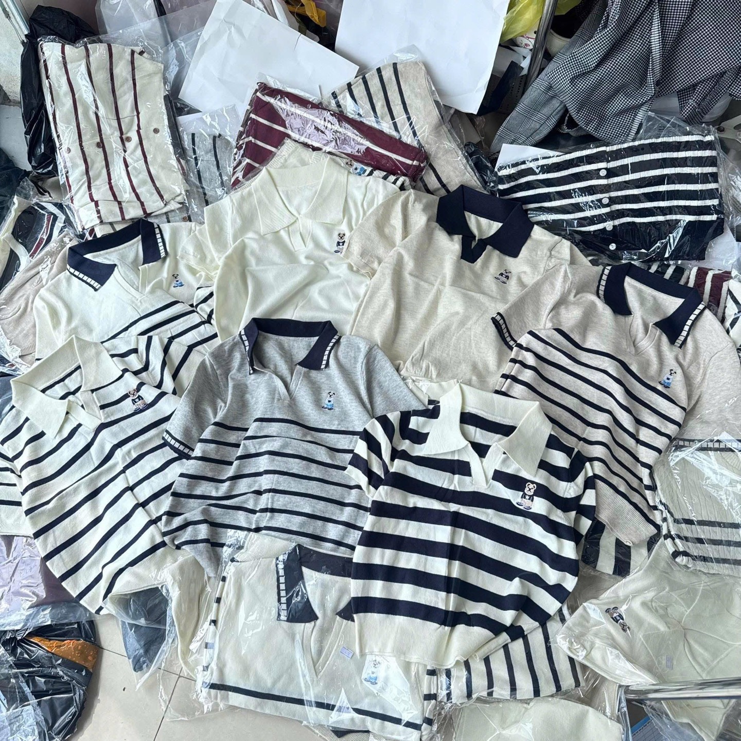 Áo len cổ V thêu gấu