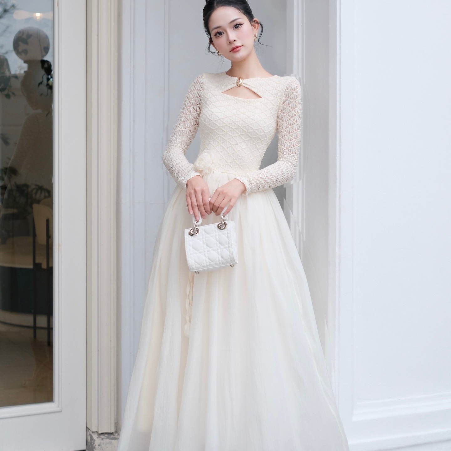 Đầm thiết kế tay dài lưới dáng xoè khoét ngực sang chảnh