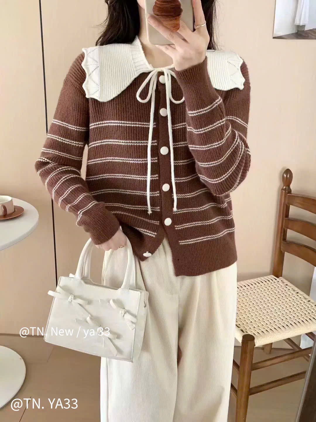 Áo kiểu len kèm khăn cổ lá sen