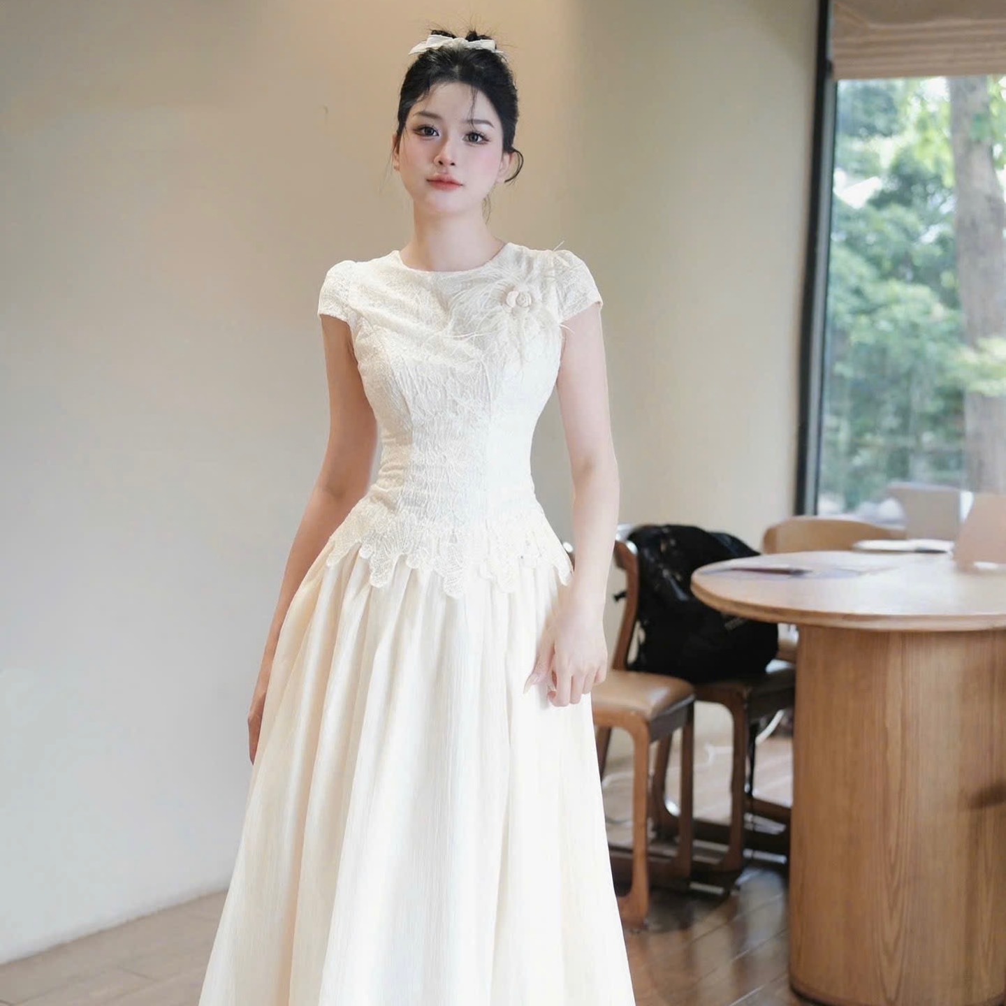 Đầm thiết kế chất ren cổ tròn phối chân tơ tặng hoa 3 màu đen kem trắng