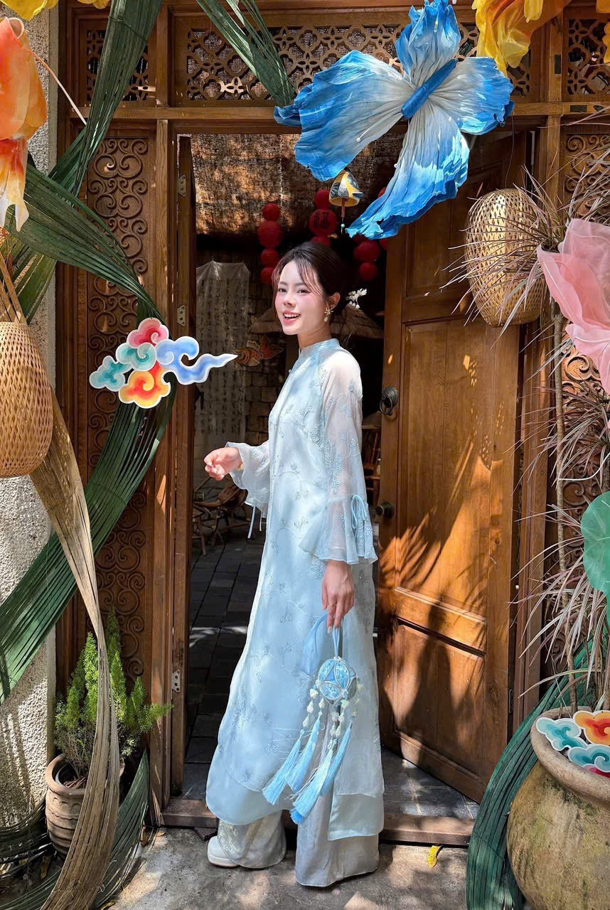 Áo dài xanh biển tay loe thêu