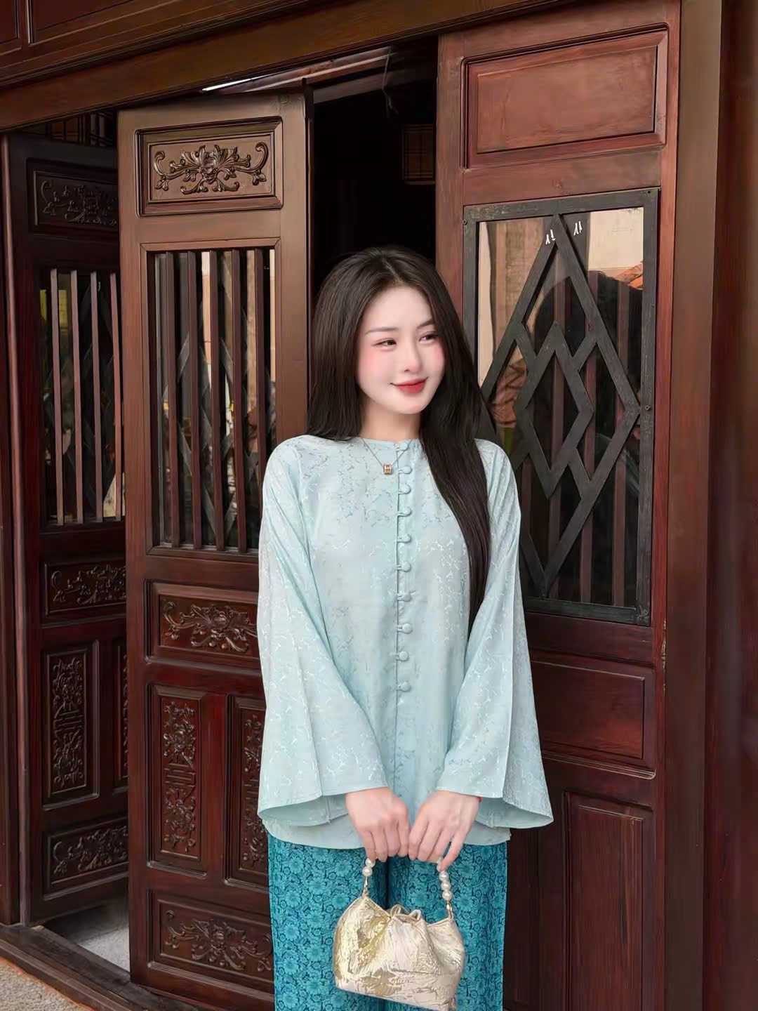 Đồ lam gấm hoạ hoa cúc phối