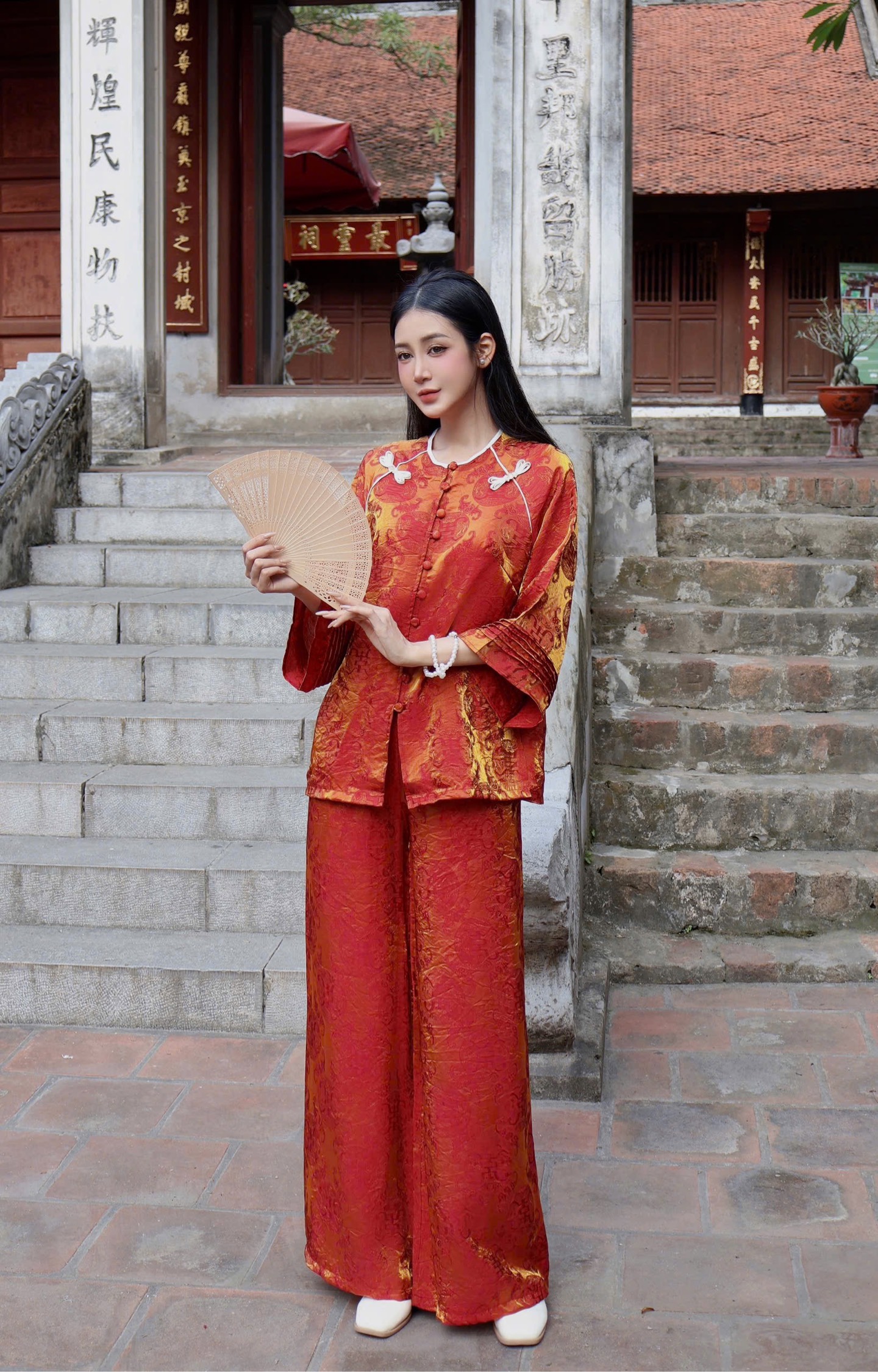 Lam tằm ánh cổ tròn cúc bọc nơ 2 bên vai