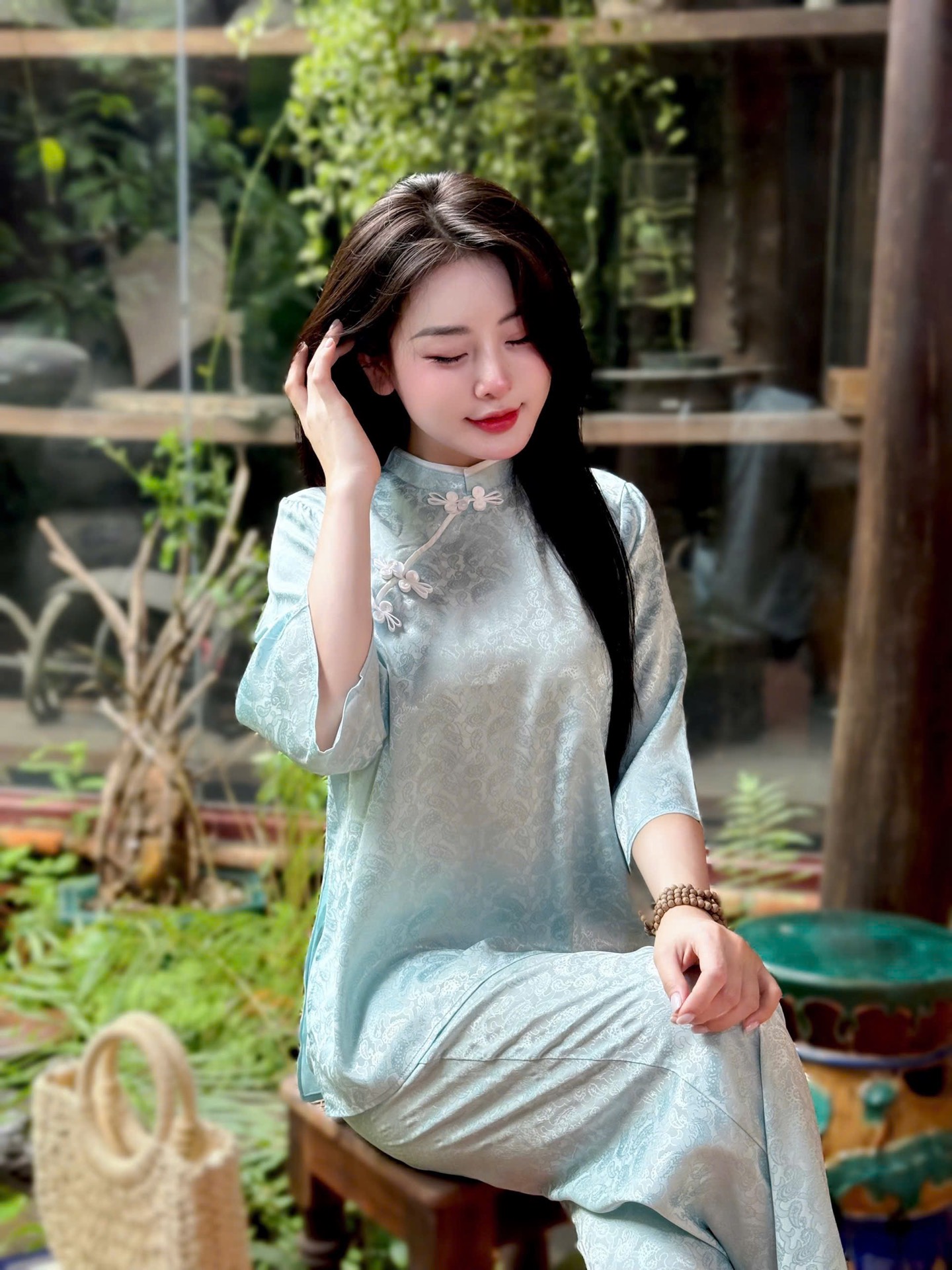 Lam cổ tàu gấm đính nút chéo