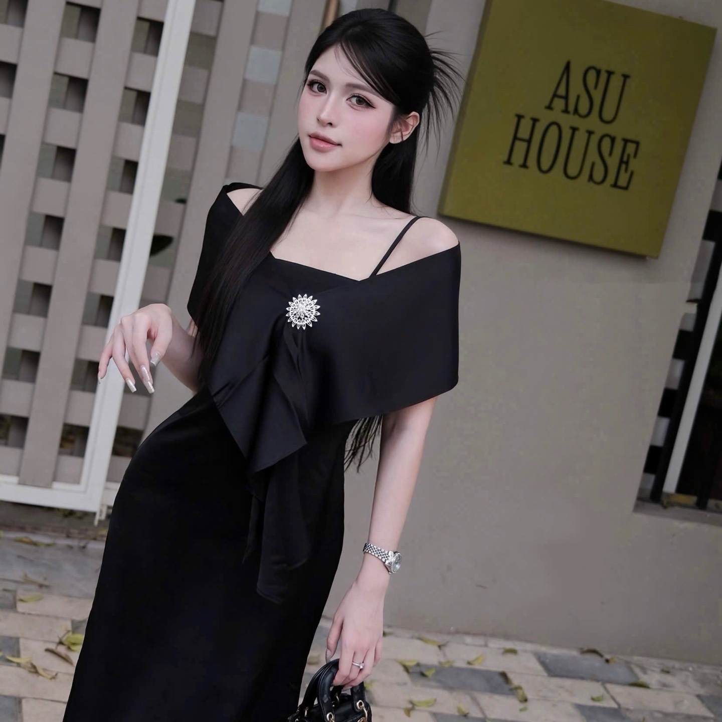 Đầm thiết kế lụa khoăn choàng đính đá
