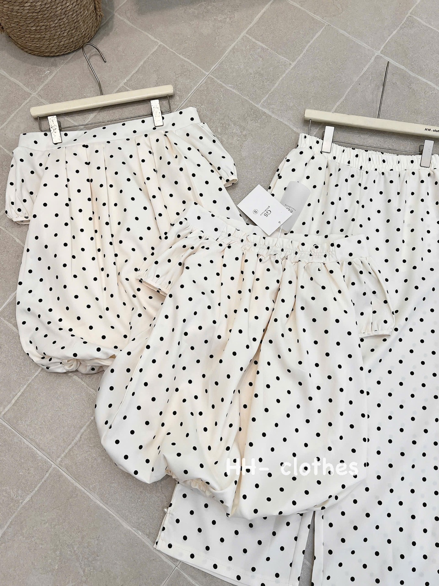 Set áo trễ vai kèm quần chấm bi
