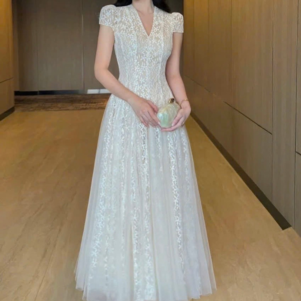 Đầm thiết kế cổ V tay phồng dáng dài