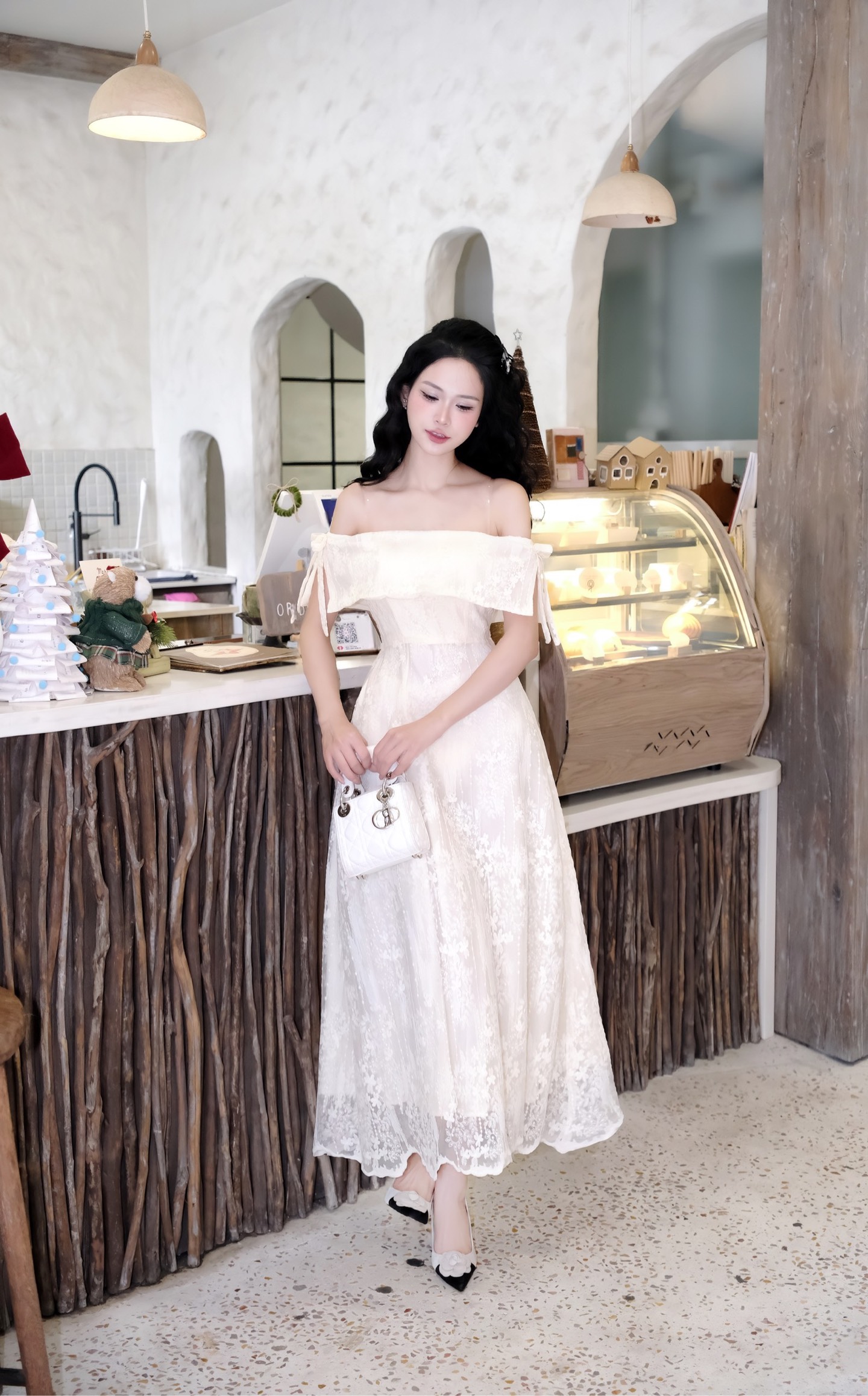 Đầm thiết kế trễ vai đính nơ ren