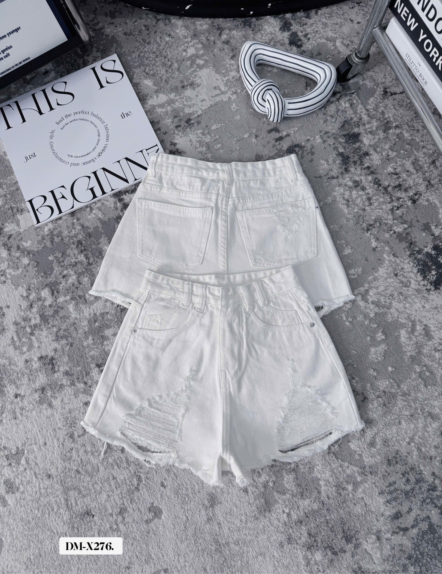 JS3 quần short trắng rách chân