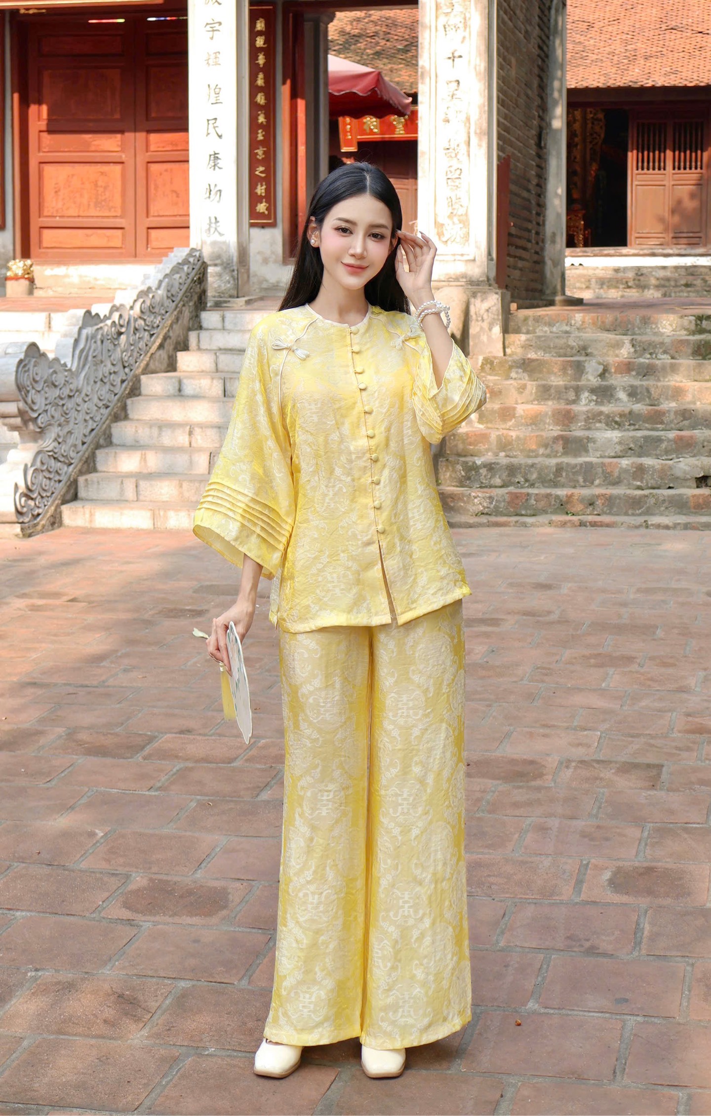Lam tằm ánh cổ tròn cúc bọc nơ 2 bên vai